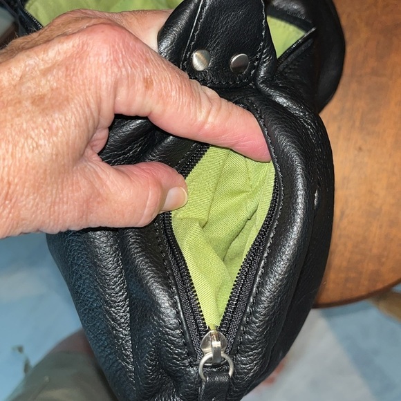 Clarks  Hobo bag  shoulder bag  pebbled leather Black  brushed silvertone HW GUC - Picture 4 of 14